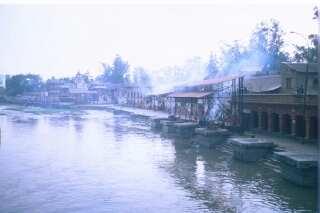 Pashupatinath: Panor�mica del riu amb els crematoris