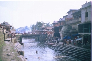 Pashupatinath: Panor�mica del riu i els crematoris